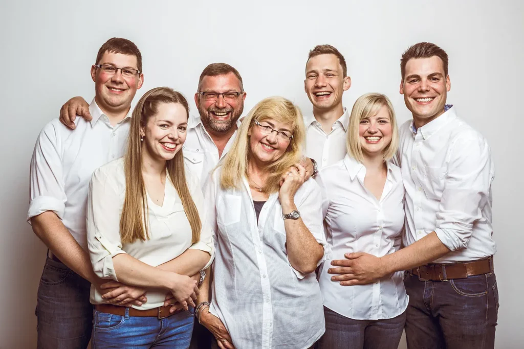 Lockeres Gruppenportrait mehrerer Erwachsener in heller Kleidung